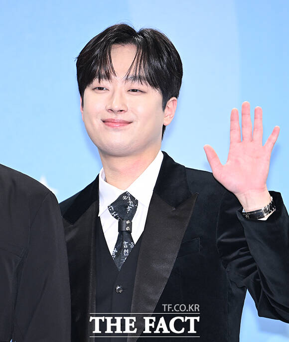 '불후의 명곡' 김준현과 포레스텔라 배두훈, 강형호, 조민규, 고우림, 불후의 명곡 이찬원(왼쪽부터)이 20일 오후 서울 영등포구 여의도 KBS 신관에서 열린 'KBS 연예대상' 포토월에 참석해 포즈를 취하고 있다. /박헌우 기자