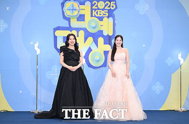 가수 은가은(왼쪽)과 효정이 20일 오후 서울 영등포구 여의도 KBS 신관에서 열린 'KBS 연예대상' 포토월에 참석해 포즈를 취하고 있다. /박헌우 기자