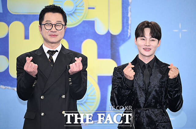 '살림남' 지상렬(왼쪽)과 박서진이 20일 오후 서울 영등포구 여의도 KBS 신관에서 열린 'KBS 연예대상' 포토월에 참석해 포즈를 취하고 있다. /박헌우 기자