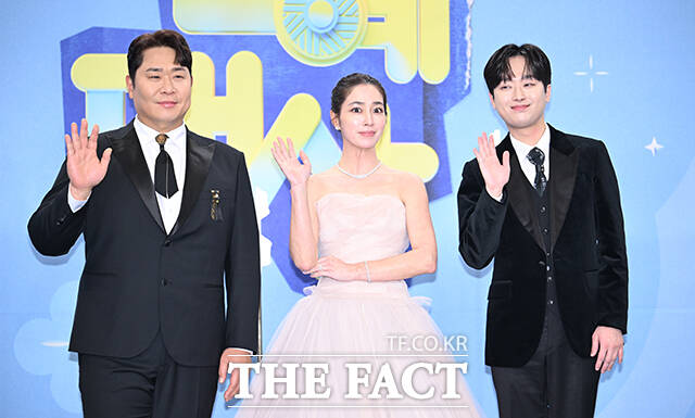 KBS 연예대상 MC 문세윤과 이민정, 이찬원(왼쪽부터)이 20일 오후 서울 영등포구 여의도 KBS 신관에서 열린 'KBS 연예대상' 포토월에 참석해 포즈를 취하고 있다. /박헌우 기자