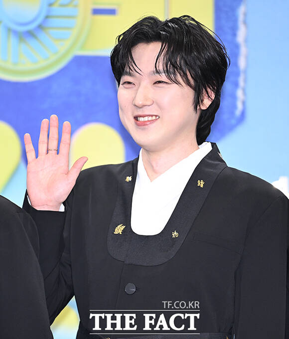 '불후의 명곡' 김준현과 포레스텔라 배두훈, 강형호, 조민규, 고우림, 불후의 명곡 이찬원(왼쪽부터)이 20일 오후 서울 영등포구 여의도 KBS 신관에서 열린 'KBS 연예대상' 포토월에 참석해 포즈를 취하고 있다. /박헌우 기자