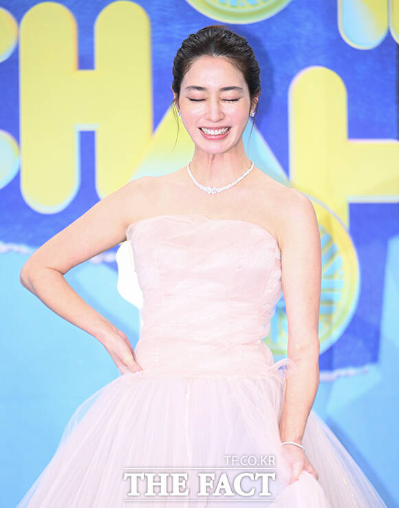 KBS 연예대상 MC 이민정이 20일 오후 서울 영등포구 여의도 KBS 신관에서 열린 'KBS 연예대상' 포토월에 참석해 포즈를 취하고 있다. /박헌우 기자