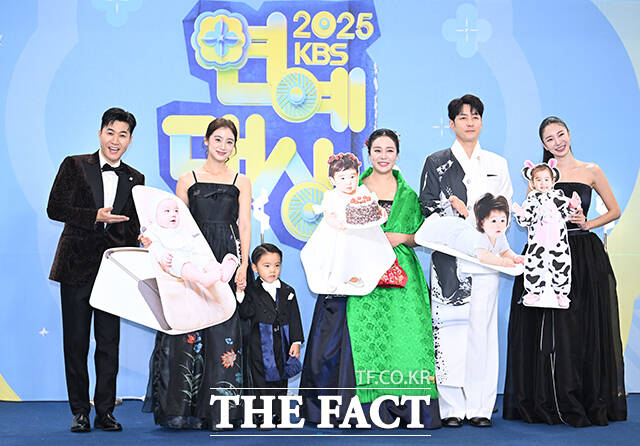 '슈퍼맨이 돌아왔다' 김종민과 혜림, 랄랄, 심형탁, 김윤지(왼쪽부터)가 20일 오후 서울 영등포구 여의도 KBS 신관에서 열린 'KBS 연예대상' 포토월에 참석해 포즈를 취하고 있다. /박헌우 기자