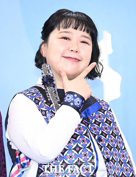 개그콘서트 윤승현과 박은영, 이수경, 나현영, 송필근, 조수연, 신윤승, 김영희, 이상훈(왼쪽부터)이 20일 오후 서울 영등포구 여의도 KBS 신관에서 열린 'KBS 연예대상' 포토월에 참석해 포즈를 취하고 있다. /박헌우 기자