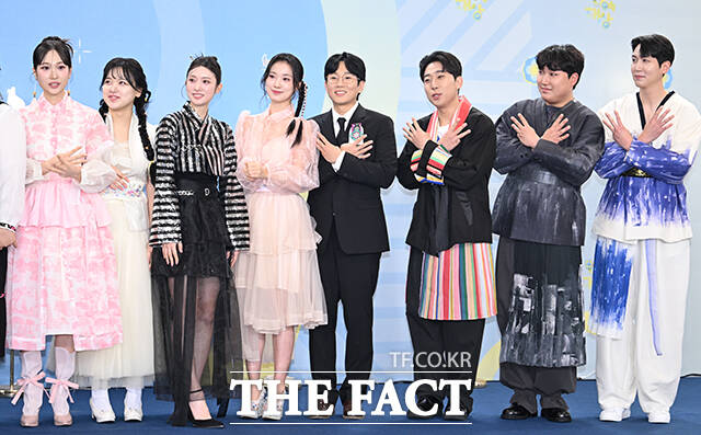 개그콘서트 34기 신인 개그맨들이 20일 오후 서울 영등포구 여의도 KBS 신관에서 열린 'KBS 연예대상' 포토월에 참석해 포즈를 취하고 있다. /박헌우 기자