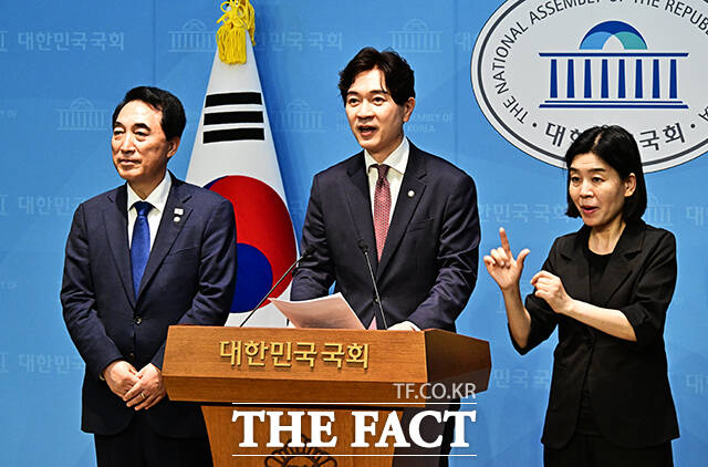 박성훈 국민의힘 수석대변인(가운데)이 20일 통일교 의혹 특검 도입을 촉구하며 