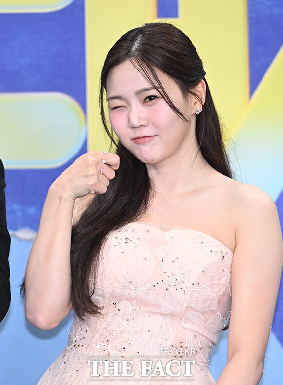 '신상출시 편스토랑' 이찬원과 김강우, 효정, 이정현, 김재중, 이연복, 붐(왼쪽부터)이 20일 오후 서울 영등포구 여의도 KBS 신관에서 열린 'KBS 연예대상' 포토월에 참석해 포즈를 취하고 있다. /박헌우 기자