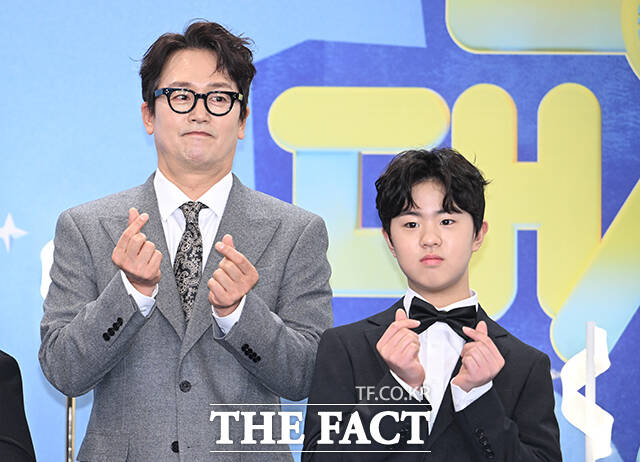 '공부와 놀부' 신현준 가족과 김병현 부자, 이수연, 김정태 부자(왼쪽 위부터 시계방향)가 20일 오후 서울 영등포구 여의도 KBS 신관에서 열린 'KBS 연예대상' 포토월에 참석해 포즈를 취하고 있다. /박헌우 기자