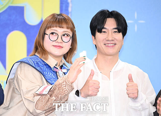 개그콘서트 윤승현과 박은영, 이수경, 나현영, 송필근, 조수연, 신윤승, 김영희, 이상훈(왼쪽부터)이 20일 오후 서울 영등포구 여의도 KBS 신관에서 열린 'KBS 연예대상' 포토월에 참석해 포즈를 취하고 있다. /박헌우 기자