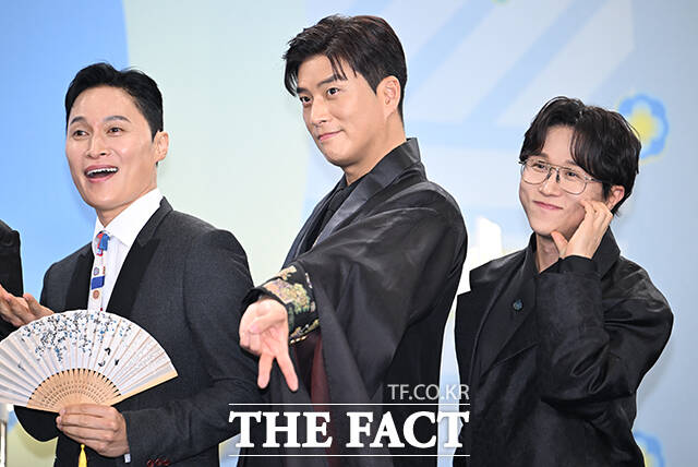 개그콘서트 윤승현과 박은영, 이수경, 나현영, 송필근, 조수연, 신윤승, 김영희, 이상훈(왼쪽부터)이 20일 오후 서울 영등포구 여의도 KBS 신관에서 열린 'KBS 연예대상' 포토월에 참석해 포즈를 취하고 있다. /박헌우 기자