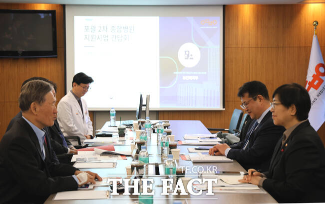 19일 정은경 보건복지부 장관(오른쪽 첫번째)이 경북 안동병원을 방문해 '포괄 2차 종합병원' 추진 현황 을 점검 했다. /안동병원