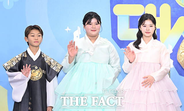 전 축구선수 이동국의 자녀 이시안과 이수아, 이설아 국립중앙박물관 분장대회 우승자 황오동 금귀걸이, 유튜버 레오제이(왼쪽부터)가 20일 오후 서울 영등포구 여의도 KBS 신관에서 열린 'KBS 연예대상' 포토월에 참석해 포즈를 취하고 있다. /박헌우 기자