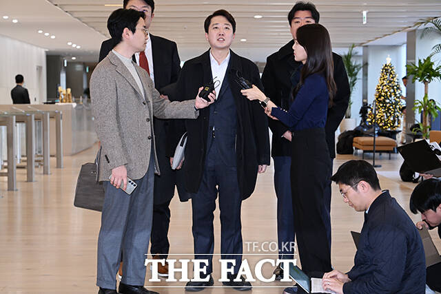 '공천개입 의혹'을 받는 이준석 개혁신당 대표가 21일 오전 서울 종로구 광화문KT 웨스트에 마련된 김건희특검 사무실에 출석하며 입장을 밝히고 있다. /박헌우 기자