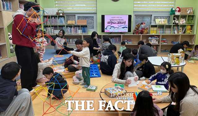 구미시가족센터는 지난 4월부터 12월까지 총 10회에 걸쳐 진행한 주말 돌봄 프로그램 '다함께 보드게임'을 성황리에 마무리 했다. 경북외국어고등학교 학생들이 멘토로 나서 지역 아동과 청소년 258명이 참여해 주말 돌봄 공백 해소와 건전한 여가 문화 조성에 기여했다. /구미시가족센터