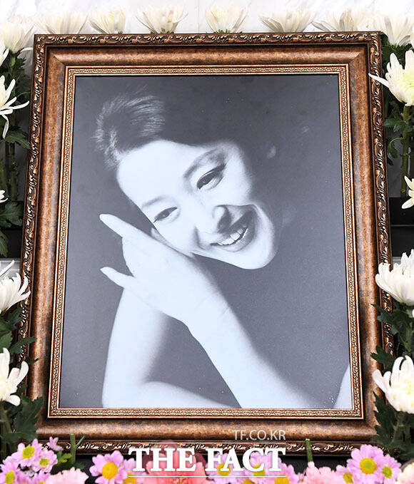 배우 故 윤석화의 악성 뇌종양 수술을 받고 투병하던 중 결국 세상을 떠났다. 향년 69세. /사진공동취재단