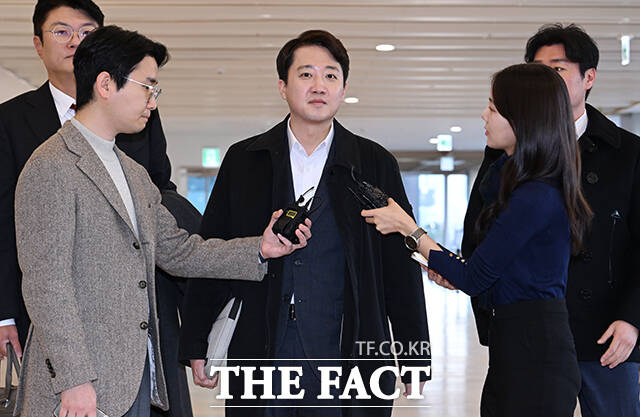 '공천개입 의혹'을 받는 이준석 개혁신당 대표가 21일 오전 서울 종로구 광화문KT 웨스트에 마련된 김건희특검 사무실에 출석하며 입장을 밝히고 있다. /박헌우 기자