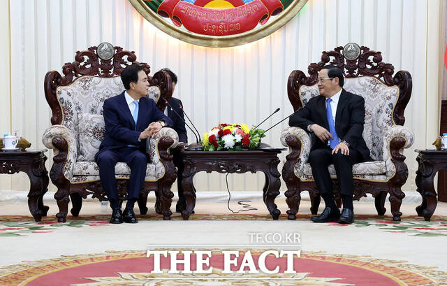 김태흠 충남지사와 라오스 손싸이 시판돈 총리가 환담하고 있다. /충남도