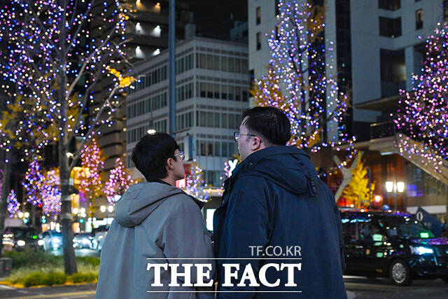 크리스마스를 닷새 앞둔 20일 오후 일본 오사카 난바 거리에서 시민들이 크리스마스 시즌 조명으로 장식된 거리를 거닐고 있다. /오사카=서예원 기자