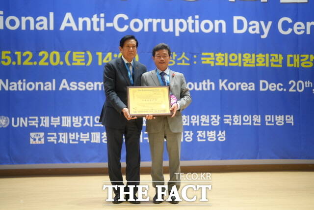 정인화 광양시장(오른쪽)이 지난 20일 열린 제12회 UN 국제부패방지의 날 기념식에서 '청렴인 대상'을 수상하고 기념 촬영을 하고 있다. /김은광 기자