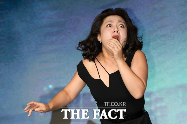 박나래 논란을 두고 일각에서는 마녀사냥을 말하기도 한다. 그런데 냉정히 들여다보면, 지금 박나래를 옭아매고 있는 족쇄는 누군가 씌운 것이 아니라 그가 스스로 하나씩 만들어온 측면이 크다. /더팩트 DB