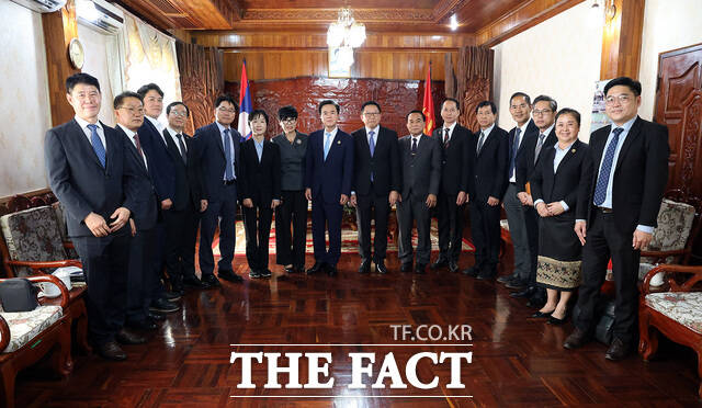 김태흠 지사가 린캄 두앙사완 농업환경부 장관과 관계자들과 기념촬영을 하고 있다. /충ㅊ남도