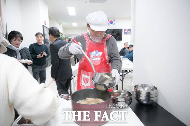 최민호 시장이 20일 반곡동에서 펼친 ‘시장과 함께하는 1박2일’을 행사를 통해 아침 떡국 배식 봉사활동을 하고 있다. /세종시