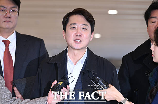 공천개입 의혹을 받는 이준석 개혁신당 대표가 21일 오전 서울 종로구 광화문KT 웨스트에 마련된 김건희특검 사무실에 출석하며 입장을 밝히고 있다. /박헌우 기자