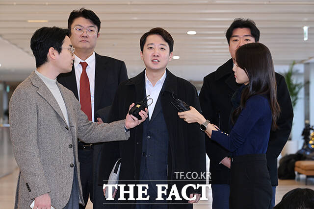 '공천개입 의혹'을 받는 이준석 개혁신당 대표가 21일 오전 서울 종로구 광화문KT 웨스트에 마련된 김건희특검 사무실에 출석하며 입장을 밝히고 있다. /박헌우 기자