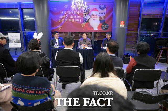 최민호 시장이 지난 19일 반곡동에서 21번째 주민소통행사 '시장과 함께하는 1박2일'을 열고 있다. /세종시