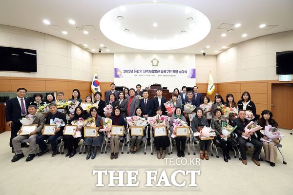 대전 유성구의회가 19일 의회 3층 본회의장에서 지역사회 복리증진에 기여한 기여한 유공구민 28명에 대한 표창패 수여식을 가졌다. /유성구의회