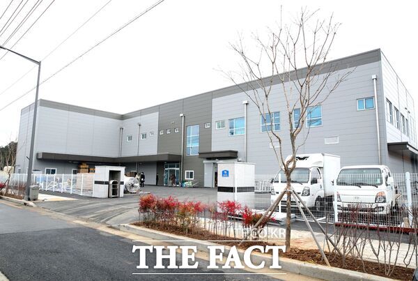 대전 서구는 평촌산업단지 내 RE100 입주 1호 기업인 아람에 19일 '재생에너지 100% 사용 전환' 참여 인증 현판을 전달했다. 사진은 평촌산업단지 주식회사 아람 전경. /대전 서구