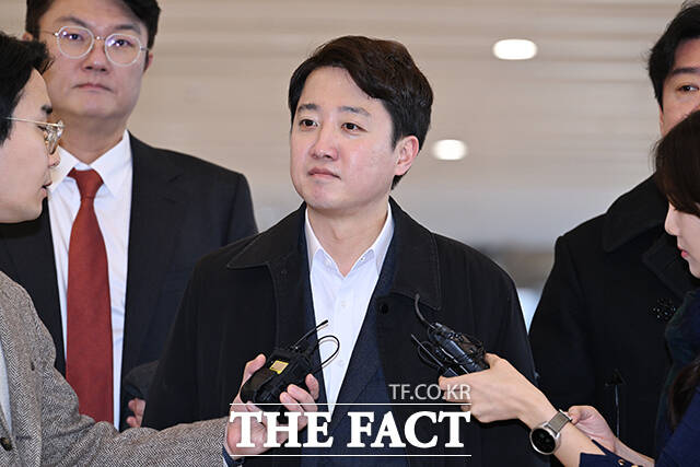 공천개입 의혹을 받는 이준석 개혁신당 대표가 21일 오전 서울 종로구 광화문KT 웨스트에 마련된 김건희특검 사무실에 출석하고 있다. /박헌우 기자