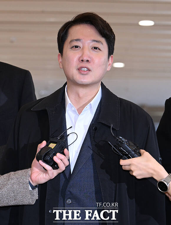 '공천개입 의혹'을 받는 이준석 개혁신당 대표가 21일 오전 서울 종로구 광화문KT 웨스트에 마련된 김건희특검 사무실에 출석하며 입장을 밝히고 있다. /박헌우 기자