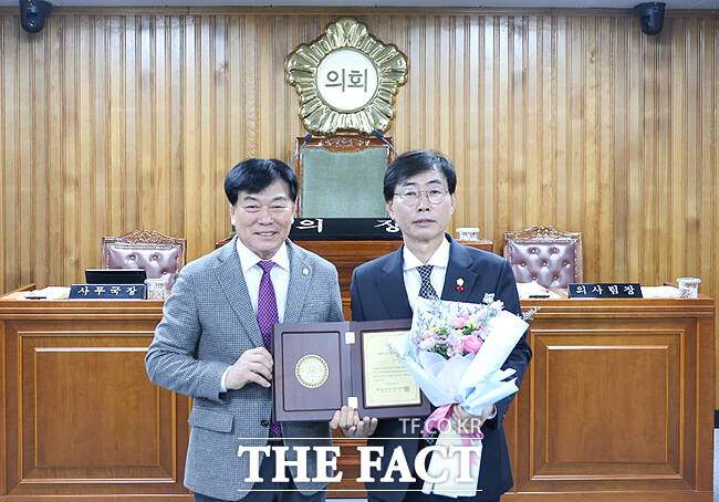 영주시의회 전규호 의원(오른쪽)이 김병기 의장과 수상 기념사진을 찍고 있다. /전규호 의원