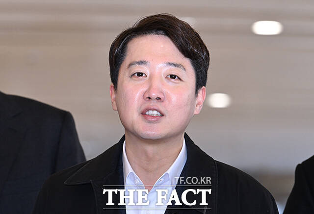 '공천개입 의혹'을 받는 이준석 개혁신당 대표가 21일 오전 서울 종로구 광화문KT 웨스트에 마련된 김건희특검 사무실에 출석하며 입장을 밝히고 있다. /박헌우 기자