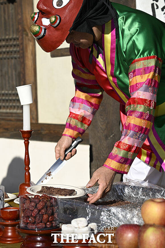 '동지'인 22일 국립민속박물관 오촌댁에서 열린 동지고사에서 진행자가 팥떡을 나누고 있다.