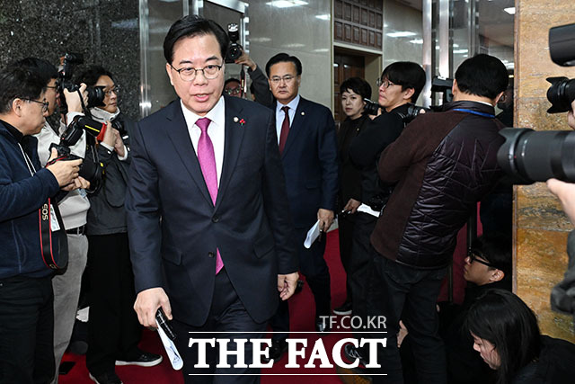 본회의 앞두고 국회의장실 방문한 송 원내대표.