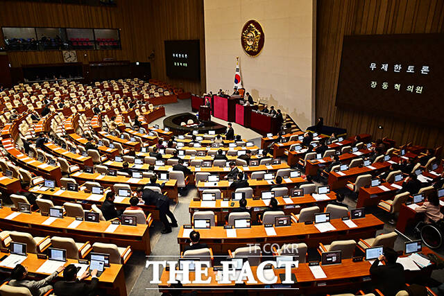 장동혁 국민의힘 대표가 22일 오전 서울 여의도 국회에서 열린 제430회국회(임시회) 제2차 본회의에서 참석해 ’12·3 윤석열 비상계엄 등에 대한 전담재판부 설치 및 제보자 보호 등에 관한 특별법안(대안) 수정안’에 대한 무제한 토론을 하고 있다. /국회=배정한 기자