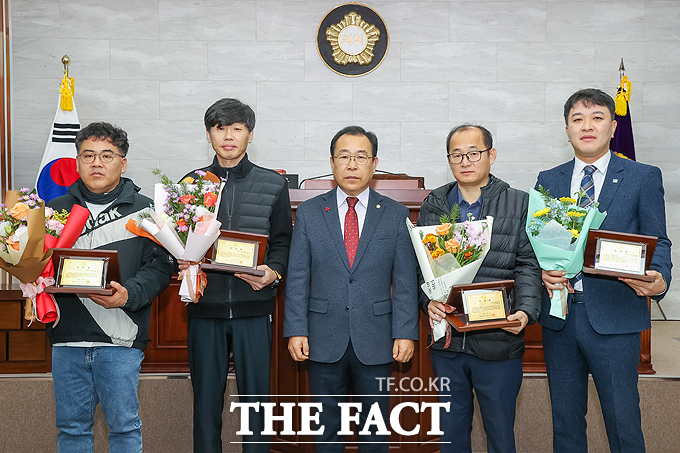 이상식 울릉군의회 의장(가운데)이 의정활동 유공자에게 표창패를 수여하고 있다. /울릉군의회