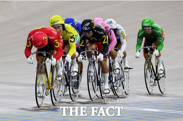 광명스피돔에서 특선급 선수들이 경합을 벌이고 있다./국민체육진흥공단