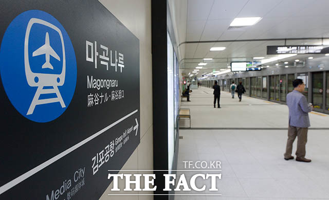 강서구는 이번 무빙워크 논란의 원인이 서울시 결정에 있다고 주장했다. 마곡나루역./더팩트 DB