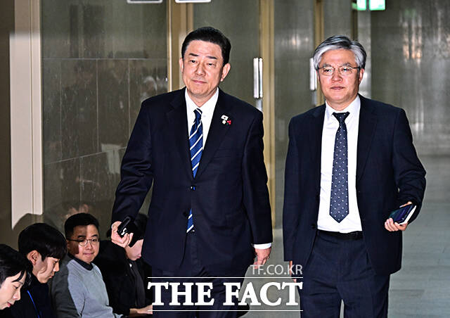 송언석 국민의힘 원내대표와 김병기 더불어민주당 원내대표가 22일 오후 서울 여의도 국회에서 통일교 특검 논의를 위한 여야 원내대표 회동을 하고 있다. 왼쪽부터 김은혜 국민의힘 원내정책수석부대표, 송 원내대표, 김 원내대표, 문진석 더불어민주당 원내운영수석부대표. /국회=배정한 기자