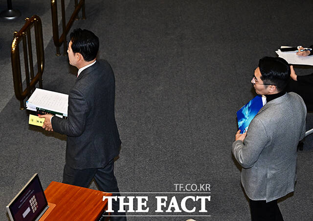 장동혁 국민의힘 대표가 22일 오전 서울 여의도 국회에서 열린 제430회국회(임시회) 제2차 본회의에서 참석해 ’12·3 윤석열 비상계엄 등에 대한 전담재판부 설치 및 제보자 보호 등에 관한 특별법안(대안) 수정안’에 대한 무제한 토론을 하고 있다. /국회=배정한 기자