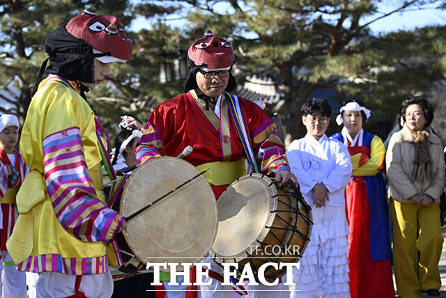 '동지'인 22일 국립민속박물관 오촌댁에서 열린 동지고사에서 진행자가 팥떡을 나누고 있다.