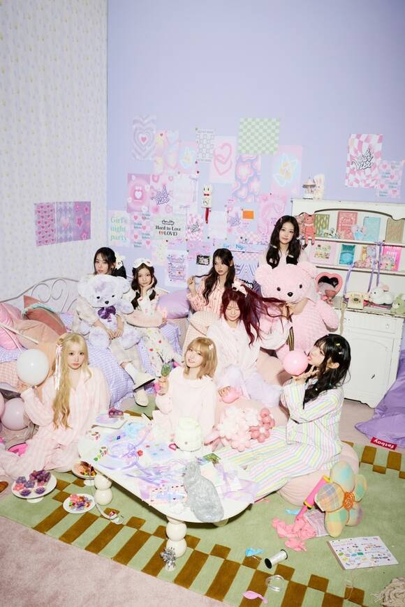 세이마이네임이 22일 미니 3집 '&Our Vibe'의 마지막 콘셉트 포토를 공개했다. 'Pillow Talk'를 콘셉트로 한 포토로 멤버들이 파자마를 입고 포근한 파티를 즐기는 모습이 담겼다. /인코드엔터