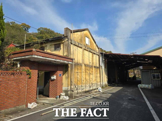청양군이 농촌공간정비사업으로 버려진 공간이 탈바꿈하고 있다. 농촌공간정비사업의 사업 대상지였던 폐 정미소의 모습. /청양군