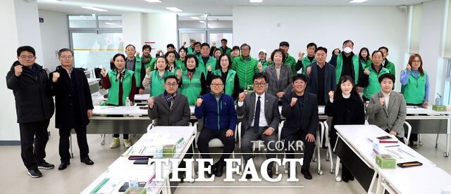 22일 천안시 청소년복합커뮤니티센터에서 충남도의회 '새마을운동의 도시화와 시대 반영을 위한 연구모임’이 열린 후 참석자들이 기념촬영을 하고 있다. /충남도의회