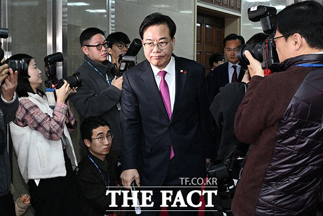 송언석 국민의힘 원내대표가 22일 오전 서울 여의도 국회에서 본회의 개의 직전 국회의장실을 방문한 뒤 이동하고 있다. /국회=남용희 기자