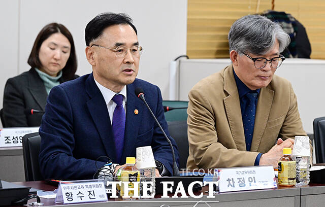 차정인 국가교육위원장(왼쪽)이 22일 오후 서울 종로구 정부서울청사에서 열린 민주시민교육 특별위원회 위촉식에 참석해 인사말을 하고 있다. /임영무 기자