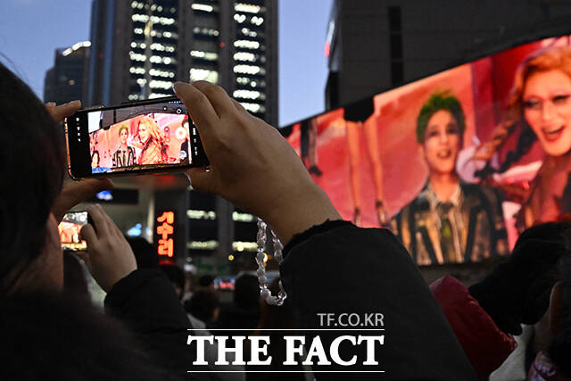 크리스마스 영상이 상연되는 신세계 백화점.